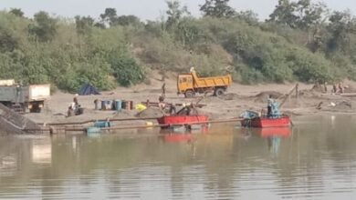 Photo of पैनगंगा नदीपात्रात दिवसाढवळ्या बोटीद्वारे वाळूचा उपसा… महसूल प्रशासनाची भुमिका मात्र गोलमोल…!!