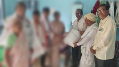 Photo of आत्महत्याग्रस्त कुटुंबाला दिवाळीच्या वस्त्र व अन्नधान्याची भेट…